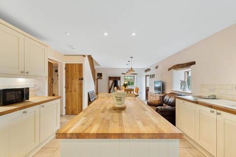 The Barn, Wheston - Host & Stay