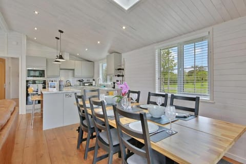 Mahonia Lodge, Willington - Host & Stay