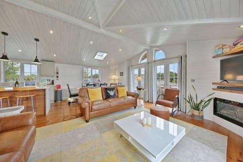 Mahonia Lodge, Willington - Host & Stay