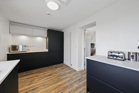 The Staffordshire Knot, Sheen - Host & Stay