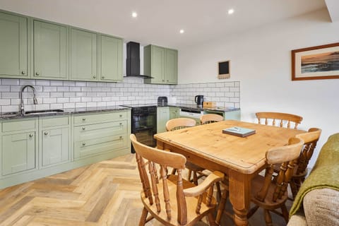 Middle Cottage, Seahouses - Host & Stay