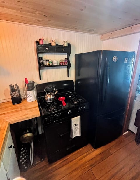 Cookware and dinnerware included