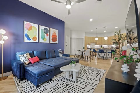 Stylish living area with contemporary décor, ideal for month-to-month rentals and corporate housing with fast WiFi and workspace.
