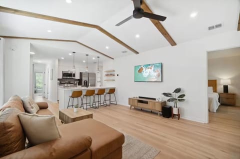 Living room and kitchen with a 55" TV to enjoy movies and shows together after a good day at the beach.