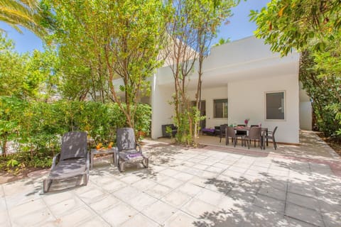 Garden, Woody Plant, Shade, Landscaping, Yard, Backyard, Hacienda, Eco Hotel, Driveway, Villa
