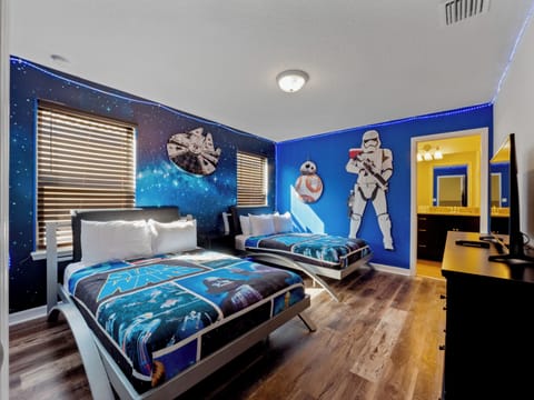Bedroom 3 Upstairs 2 x Full Beds  Ensuite Bathroom with Walk in Shower Sleeps 4 Star Wars