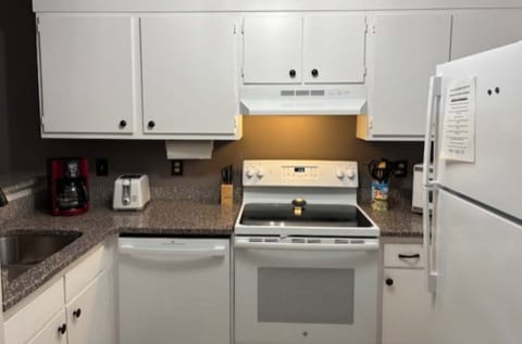 Fully equipped kitchen, bar seating for two, dining table for four