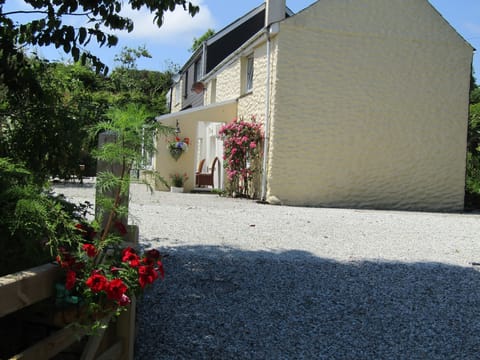 Welcome to pretty tranquil Ventonvaise Cottage .Private parking for 2 cars.