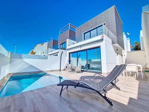Escape to paradise with our 3-bedroom, 2-bathroom holiday rental villa in San Pedro del Pinatar. Enjoy modern amenities, spacious comfort, and a prime location near stunning beaches, vibrant local markets, and family-friendly attractions. Perfect for a relaxing getaway!