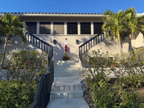 Font of condo - Apt 6 on the right