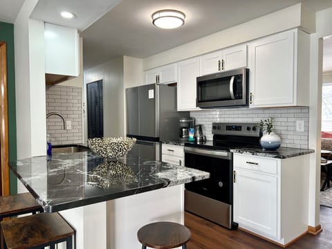 Eat-in granite countertop.