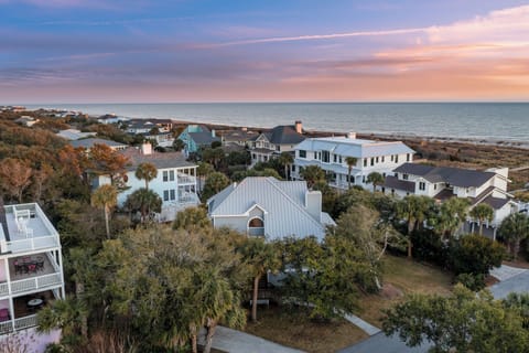 Close to the beach! 2nd Row!