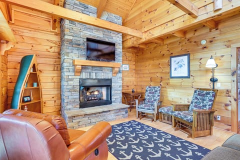 Living Room | Main Level | Flat-Screen TV | Gas Fireplace