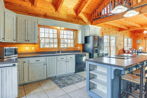 Kitchen | Main Level | Keurig & Drip Coffee Makers | Dishwasher