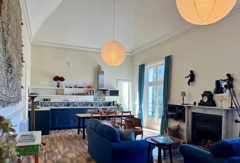 Artist's Studio, Piddlehinton: The open-plan sitting and dining room