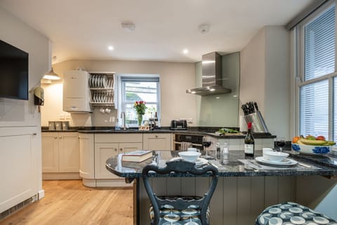 Evenlode Cottage Kitchen - StayCotswold