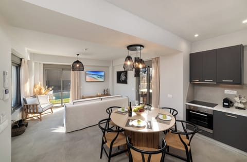 KS Si Villa - Fully equipped kitchen with dining table and chairs