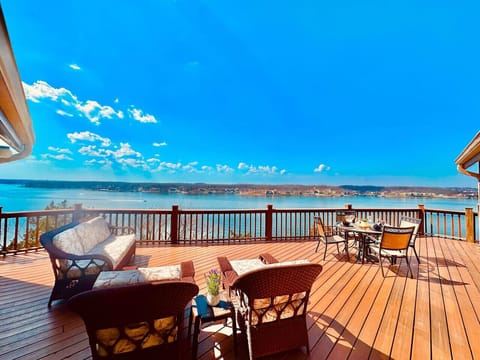 Unwind on the spacious deck with breathtaking 180-Degree Panoramic views of the main channel and iconic lake locations, perfect for sunrise or sunset moments.