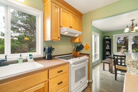 Fully equipped kitchen with breakfast bar