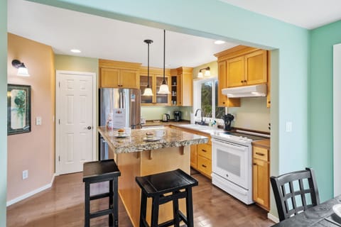 Fully equipped kitchen with breakfast bar