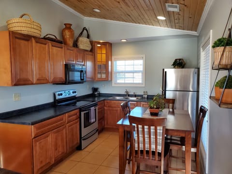Kitchen area
Pinnon Lake Cabins