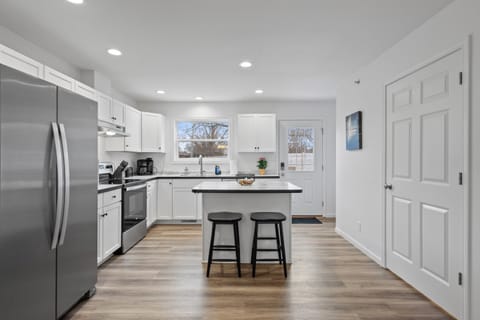 Fully equipped kitchen with breakfast bar island, seating for 2.