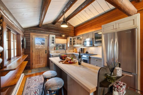 Kitchen / Dining Area