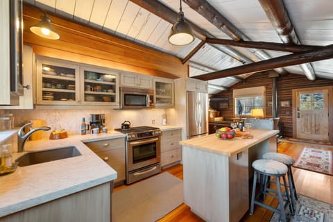 Kitchen / Dining Area