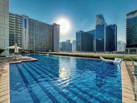 This rooftop pool offers skyline views, submerged loungers, and modern city vibes. It’s a refreshing space where luxury combines with the energy of urban living.