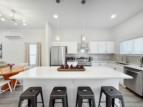 Fully equipped kitchen for easy entertaining 

“Loved that the kitchen had everything that was needed!” 
-Wendy 