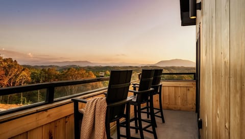 Large Vacation Cabin Rentals near Dollywood Pigeon Forge Sevierv - Five bedroom, five bathroom condo with a mountain view