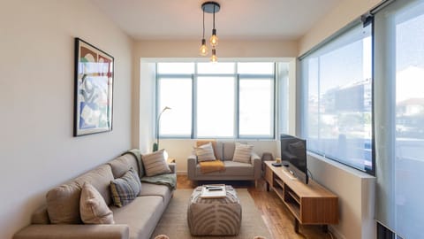 A bright and stylish living space in the heart of Porto—perfect for relaxing in comfort and style.
#PortoStay #MinimalistDesign #CozyLiving
