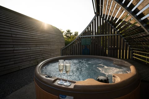Hot Tub / whirlpool bath (Outdoor)