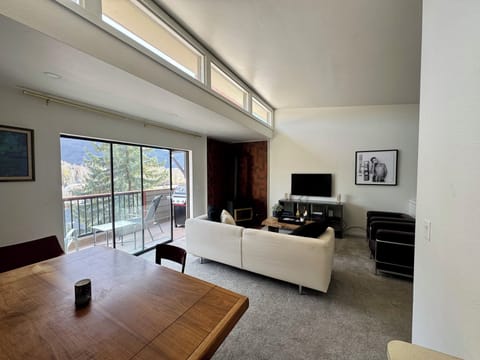 Living Room, cable TV, photo #2