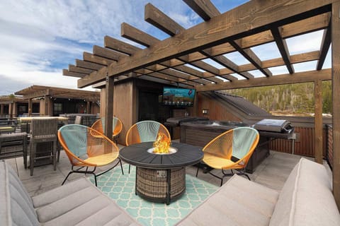 - Rooftop lounge with hot tub, fire pit, grill & mountain views – perfect for relaxing after a day in Winter Park.