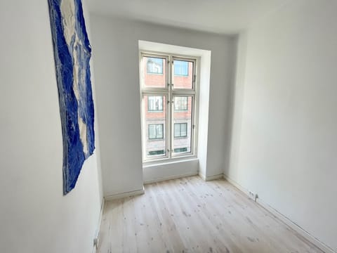 small bedroom (before we bought and placed the futon).