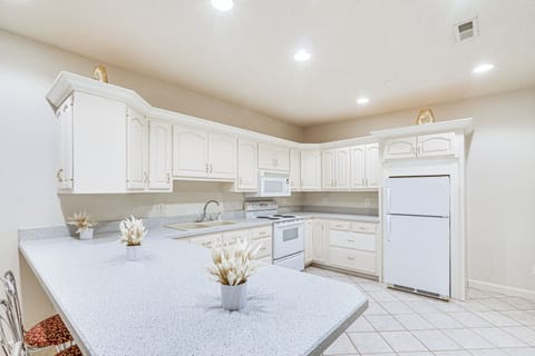 Dining Bar | Dishware/Flatware