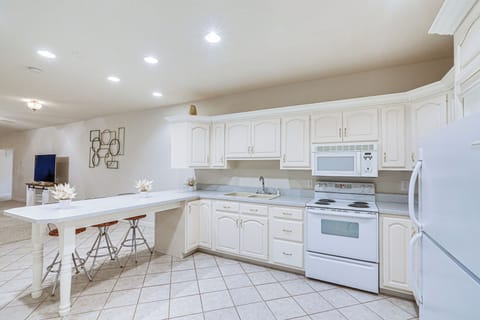 Kitchen | Dining Bar