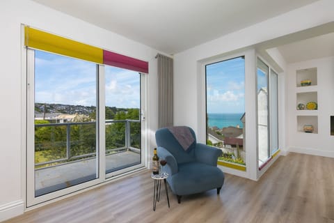 Living space with access to the balcony with sea views - Ocean Parc