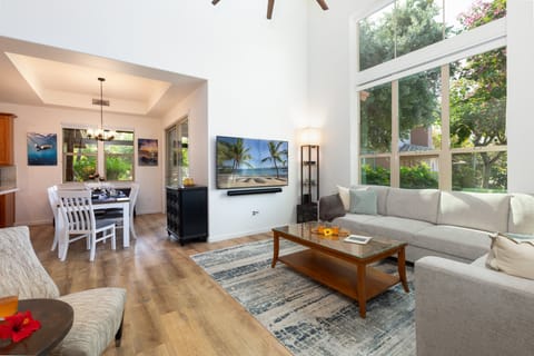 Welcome to Hono Loa - newly updated Fairways 2BR steps from pools