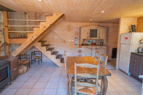 Les Eduens - séjour et escalier