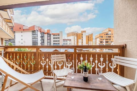 Balcon exposé plein sud, vue sur la vallée et la station. Espace extérieur privatif pour prendre le petit déjeuner, se reposer l'après midi ou prendre l'apéritif.