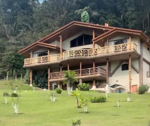 Custom built tree house with priceless views of the Irazu Volcano!