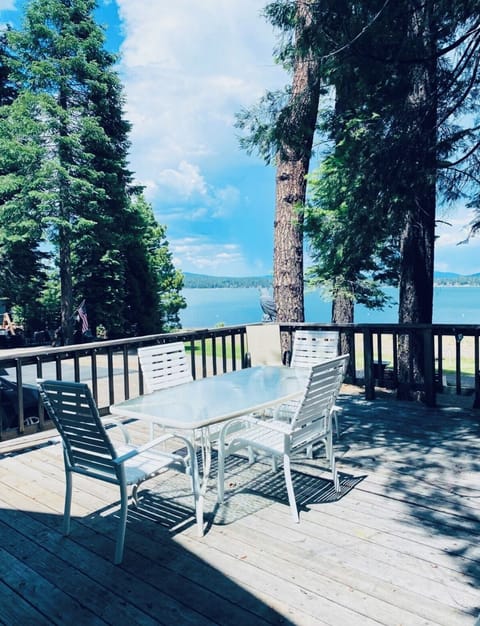 Front deck with lakefront view 