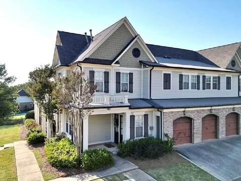 Beautiful townhome on the Oxford Country Club. Entire 2100 sf space awaits you