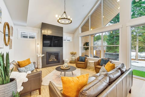 Cle Elum Vacation Rental | 4BR | 3.5BA | 1 Step Required | 2,340 Sq Ft