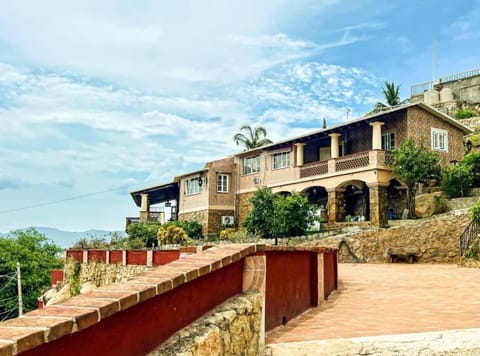 Private house, with space for 5 cars