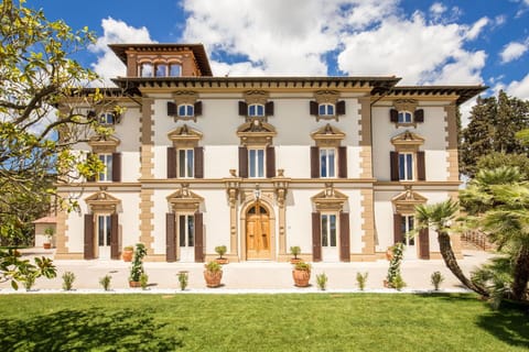 Activities, Amenities, Balcony / Terrace / Patio, Building Exterior, Garden, Main Entrance, Pool, Room Detail, Spring, Summer