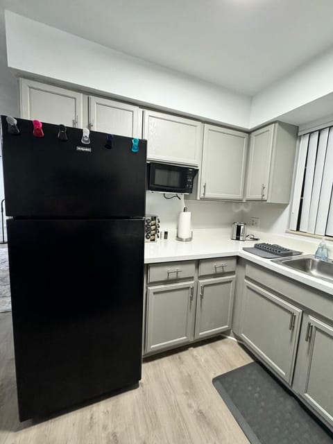 Kitchen w/ Full Appliances