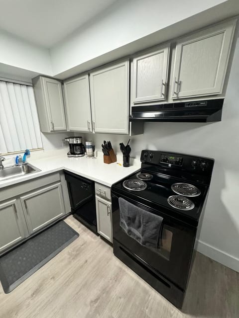 Kitchen w/ Full Appliances